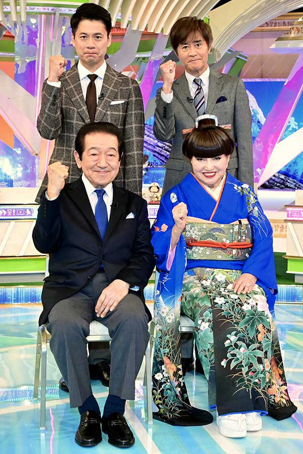 囲み取材に応じた草野仁、黒柳徹子（前列左から）石井亮次アナ、野々村真（後列左から）【写真：ENCOUNT編集部】