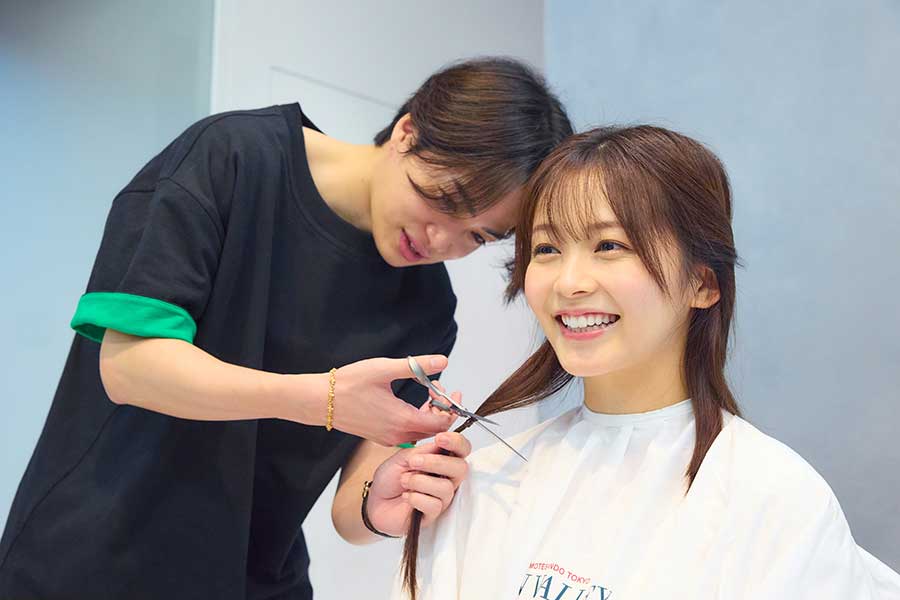 久間田琳加、髪を25cmバッサリでヘアドネーション　初対面の菊池風磨がハサミ入れ