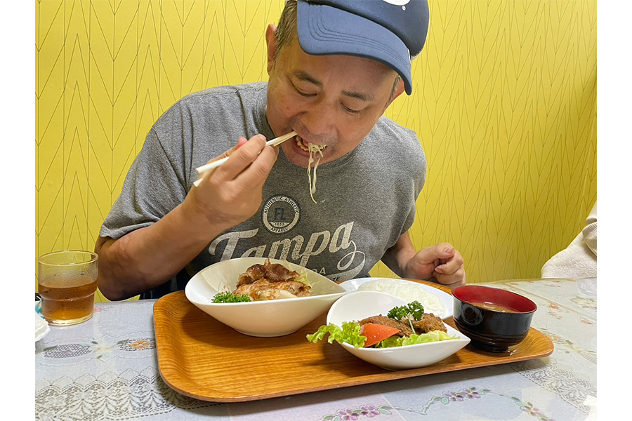 退院後、地元の店でしょうが焼きを食べた西村修【写真：ENCOUNT編集部】