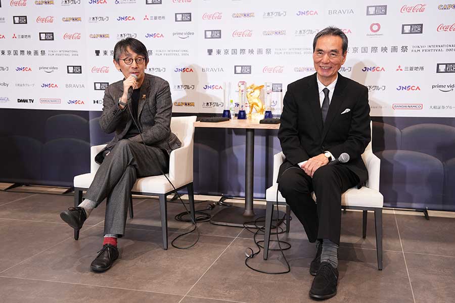 受賞を喜ぶ吉田大八監督（左）と長塚京三【写真：(C)2024 TIFF】