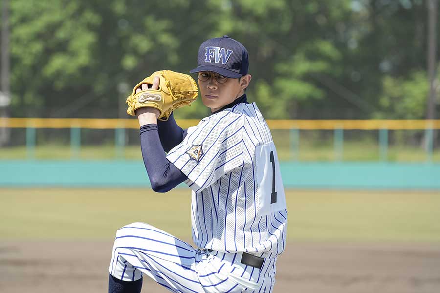 甲子園を目指し力投する翔也（佐野勇斗）【写真：(C)NHK】