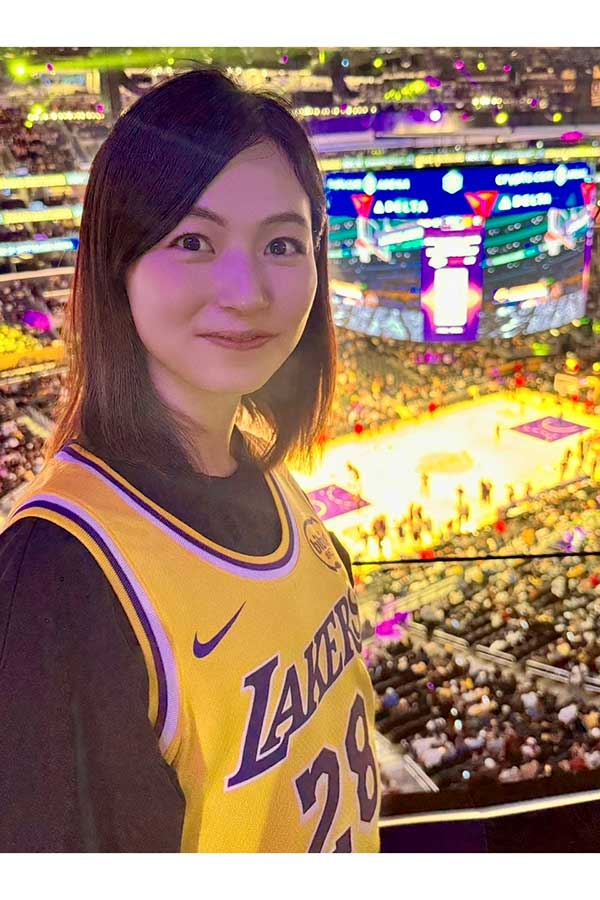 NBAの試合を初観戦した菅久瑛麻アナ【写真：本人提供】