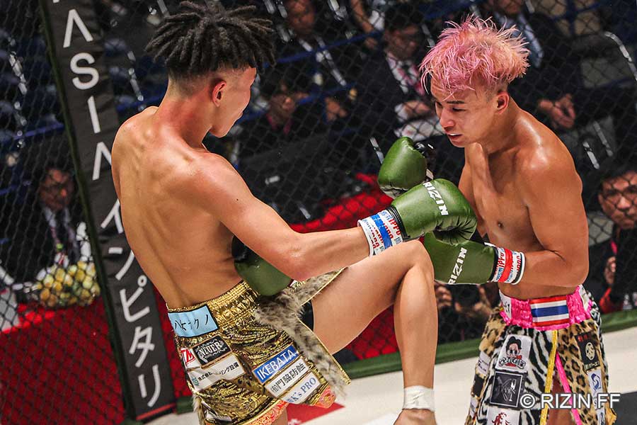 RIZINデビュー戦でJIN（左）に判定負けを喫したとしぞう【写真：(C)RIZIN FF】