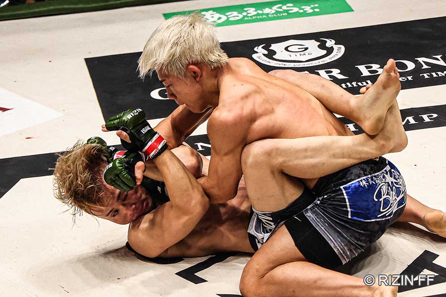 柴田“MONKEY”有哉（左）に判定勝ちを収めたヒロヤ【写真：(C)RIZIN FF】