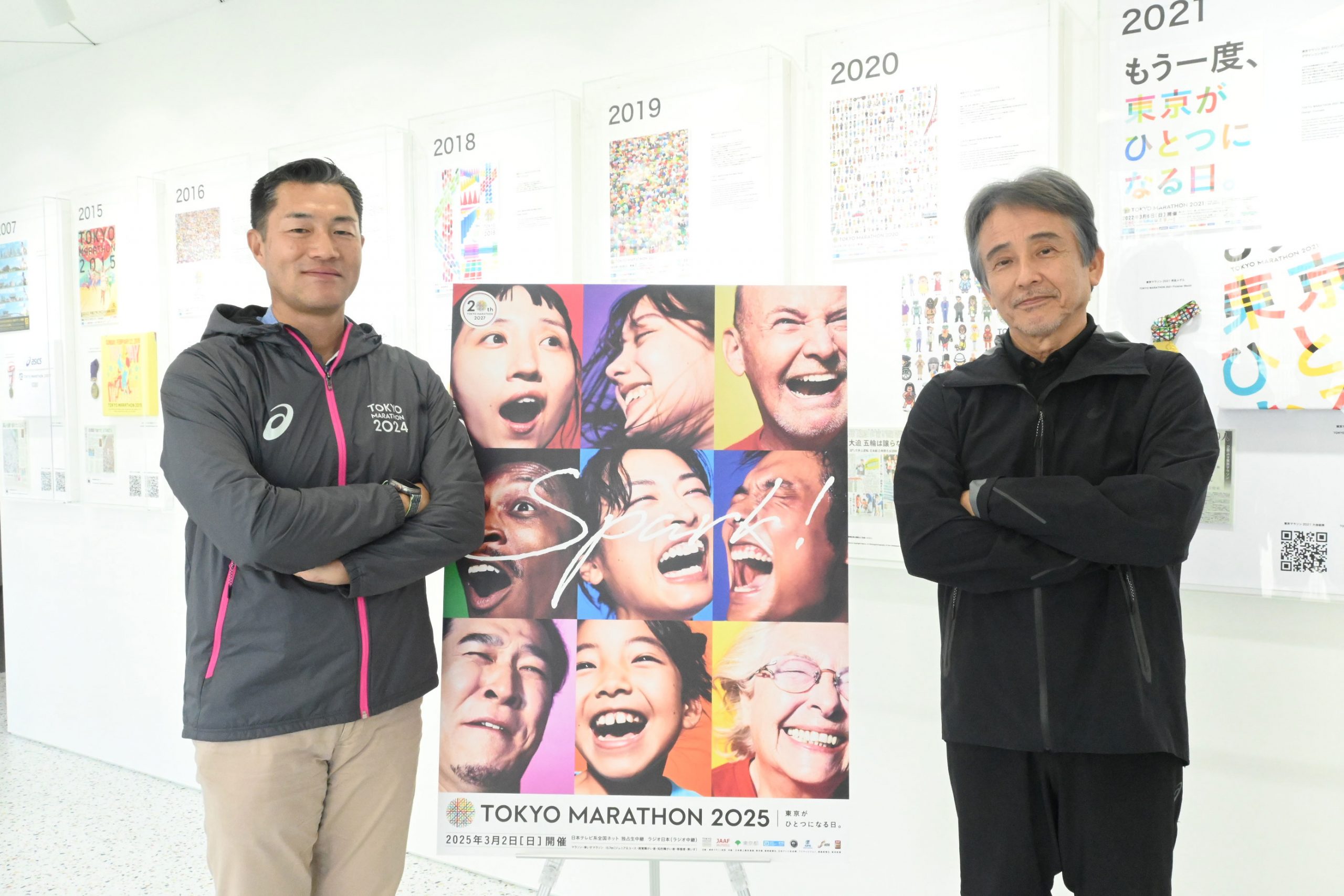 東京マラソン2025メインビジュアルとともに撮影した早野忠昭理事長と大嶋康弘氏（左）【写真：ENCOUNT編集部】