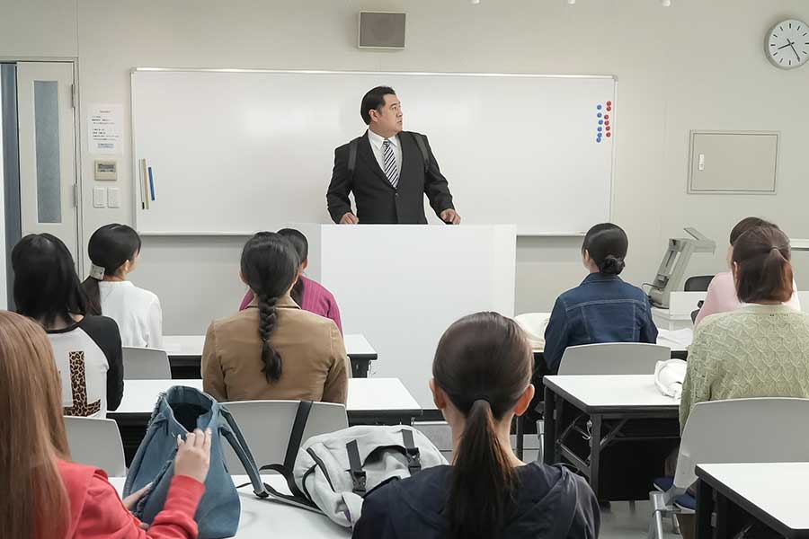 教壇に立つ森川学（小手伸也）【写真：(C)NHK】