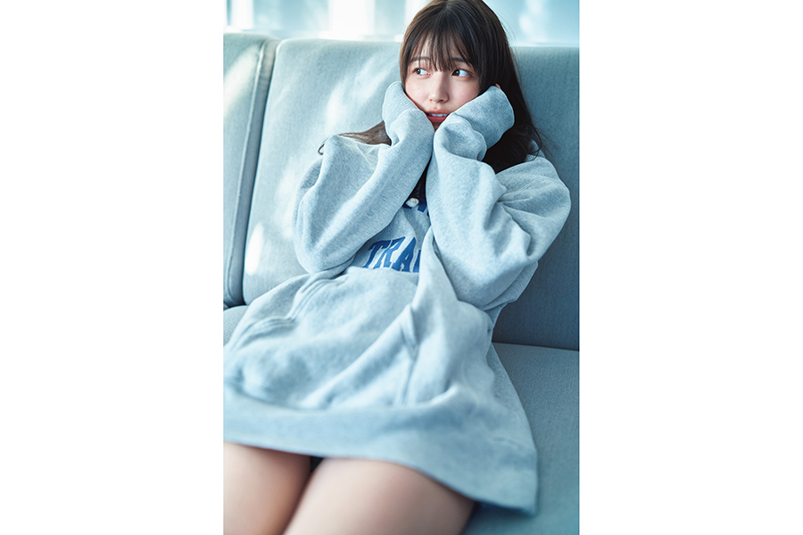 乃木坂46・五百城茉央、初写真集で新たに解禁された「ドキッとする“あざとかわいい”萌え袖カット」