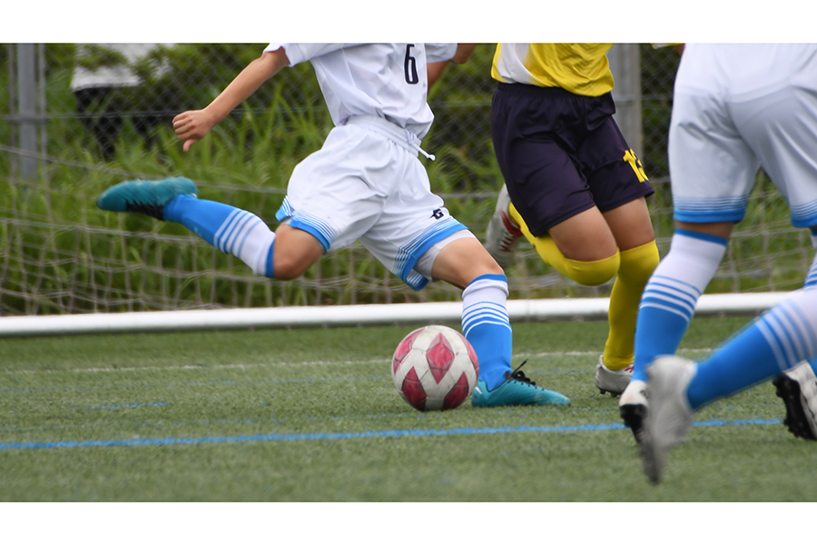 体育の授業で行われた男女混合サッカーで女子生徒が骨折（写真はイメージ）【写真：写真AC】