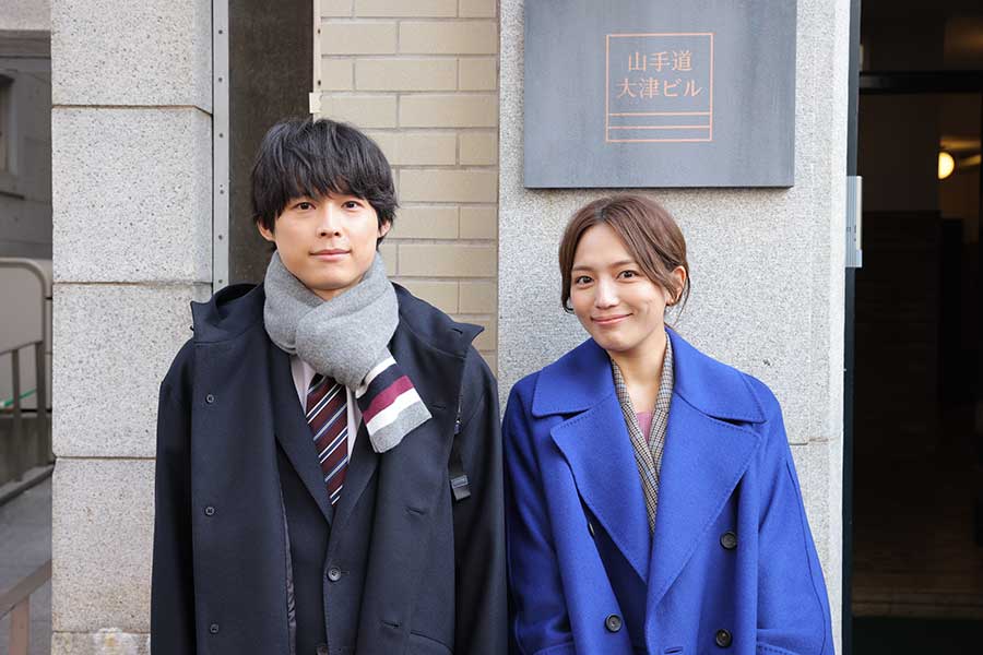 『アンサンブル』に出演するSixTONESの松村北斗（左）と川口春奈【写真：(C)日本テレビ】