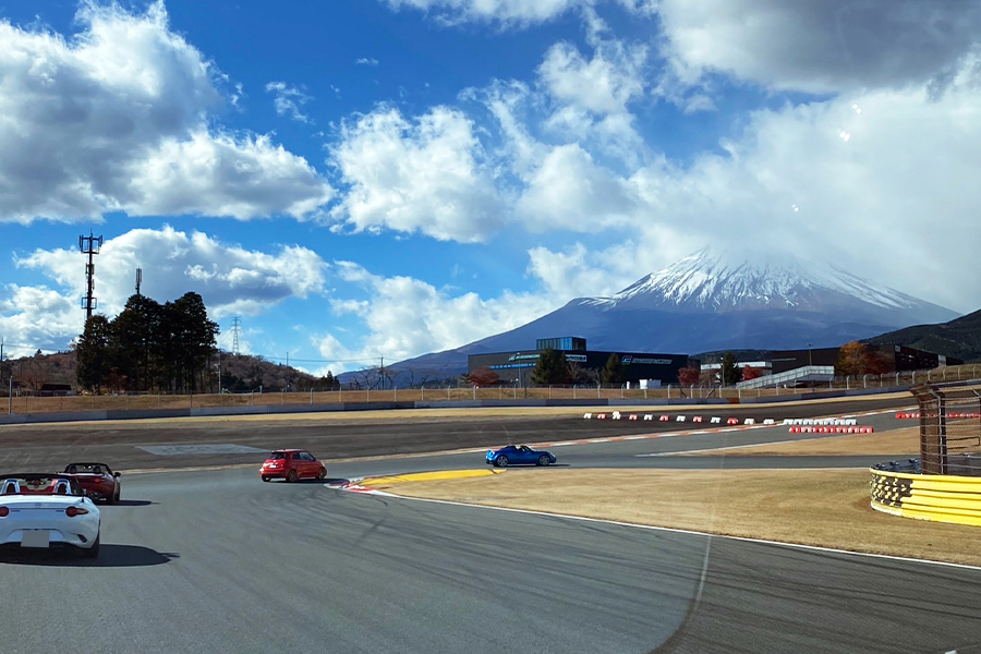 富士スピードウェイのコースから見る富士山の絶景（助手席から撮影）【写真：ENCOUNT編集部】