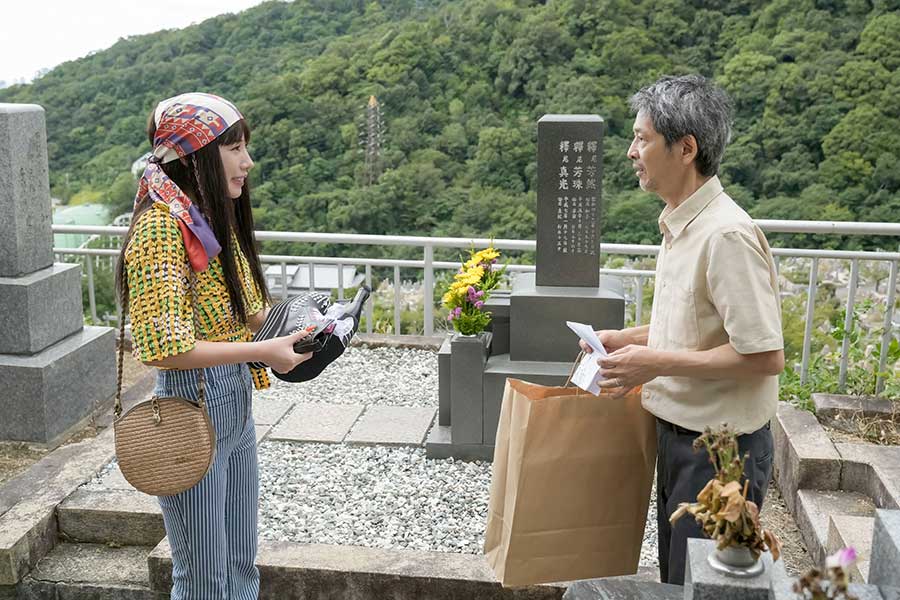 歩（仲里依紗）に靴を渡す渡辺孝雄（緒形直人）【写真：(C)NHK】