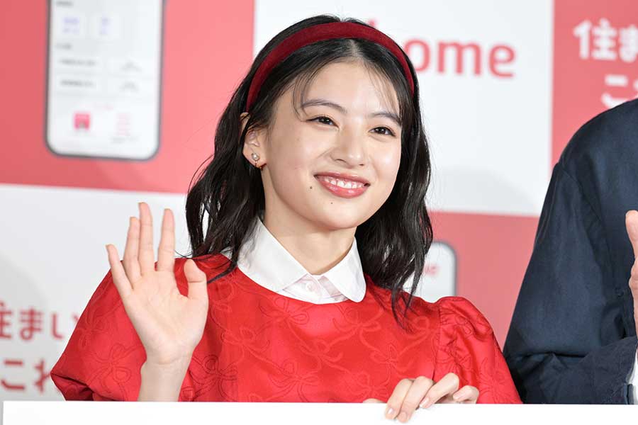 出口夏希、“不思議の国のアリス”イメージの衣装でキュートに登場「フリルがかわいい感じ」