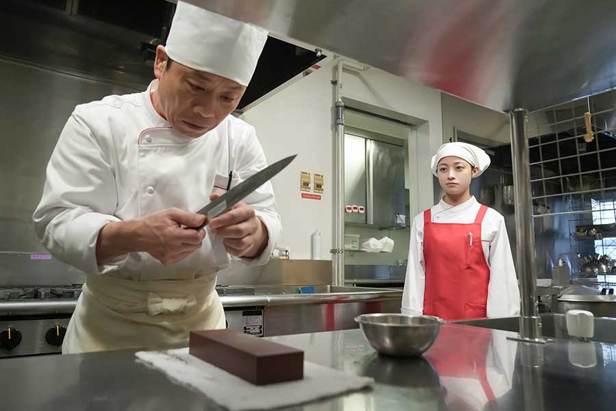 立川（三宅弘城）と話す結（橋本環奈）【写真：(C)NHK】