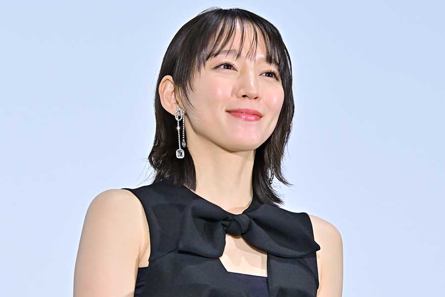 吉岡里帆「恋愛ものへの苦手意識がすごいあった」と告白　あでやか黒ドレス姿も披露