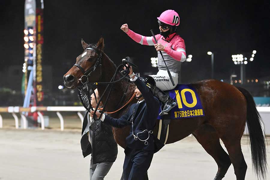 「何者かと思ったら…」「めちゃくちゃ美人」　競馬場で表彰式に現れた“謎の美女”正体にネット驚き