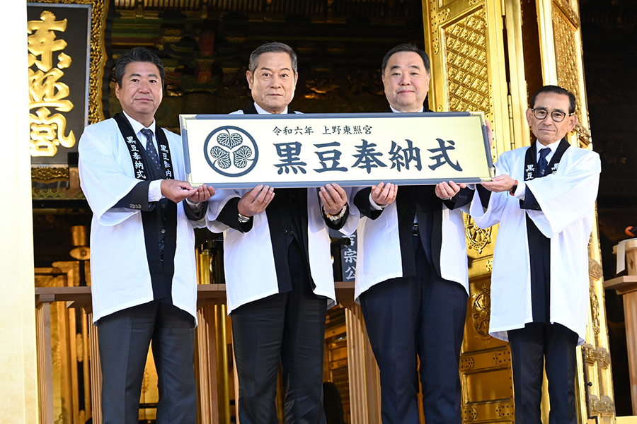 「令和六年 黒豆奉納式」に参加した松平健（左から2人目）【写真：ENCOUNT編集部】