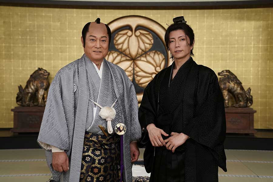 初共演を果たす松平健（左）とGACKT【写真：(C)テレビ朝日】