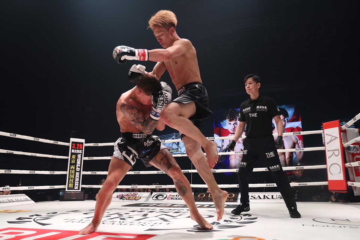 ヤン・カッファ（左）に3R・KO勝利を収めた麻火佑太郎【写真：山口比佐夫】