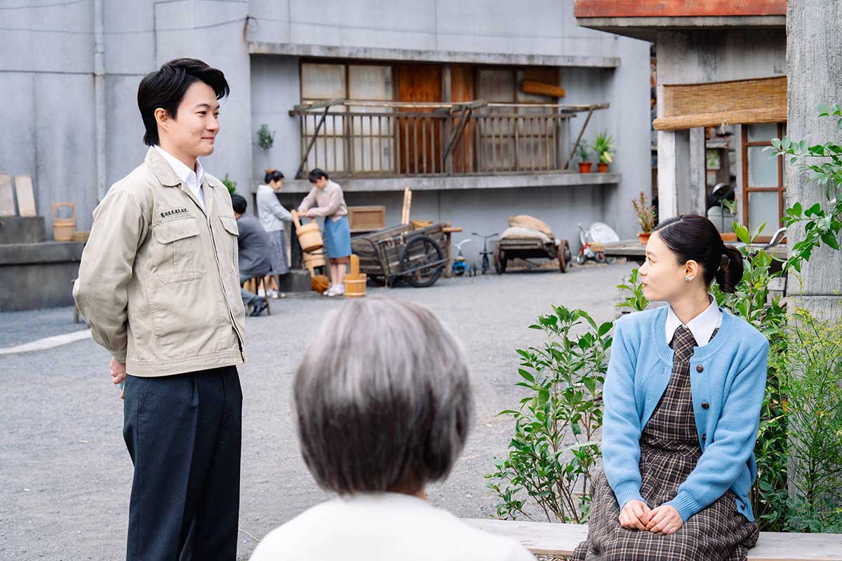 鉄平（左＝神木隆之介）と朝子（杉咲花）【写真：(C)TBSスパークル／TBS】