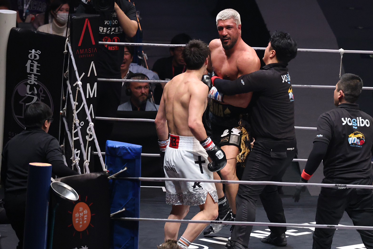 【RIZIN】“反則王”カリミアンが暴走、反則のバックハンドブロー連発＆レフェリーを殴打の暴挙　16.6kg軽い安保瑠輝也が判定勝ち