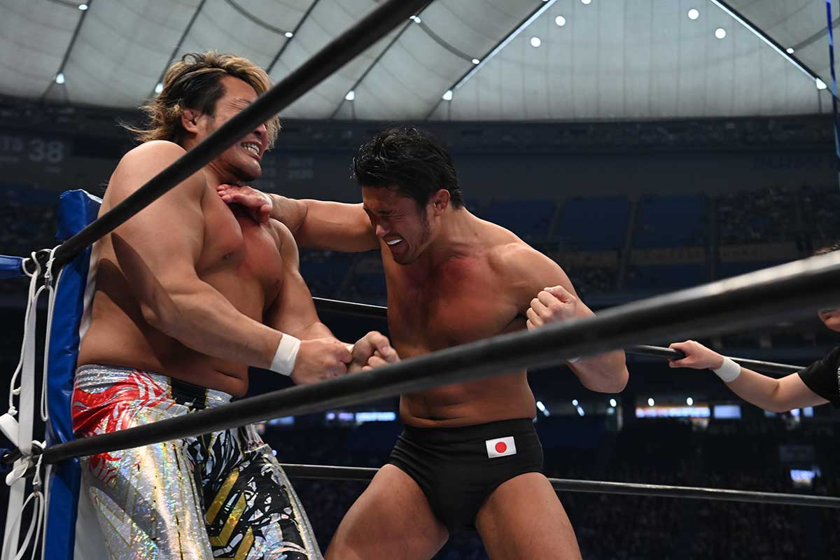 棚橋に逆水平チョップを打ち込む柴田【写真：(C)新日本プロレス】