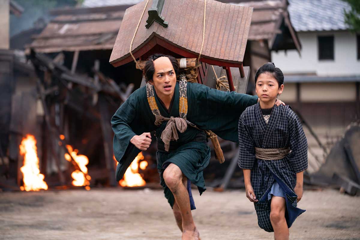 火事から逃れる蔦屋重三郎（横浜流星）【写真：(C)NHK】