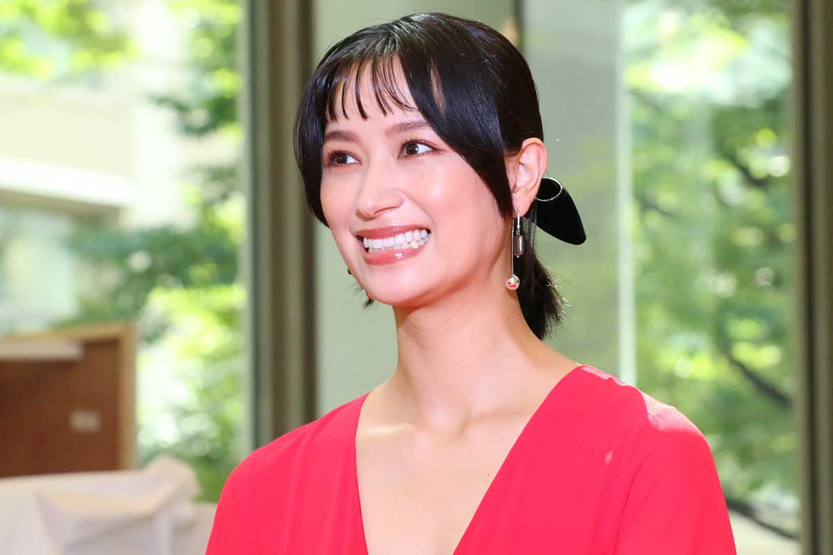 高橋ユウのセーラー服姿が「現役バリバリ」「子持ちの主婦には見えない」