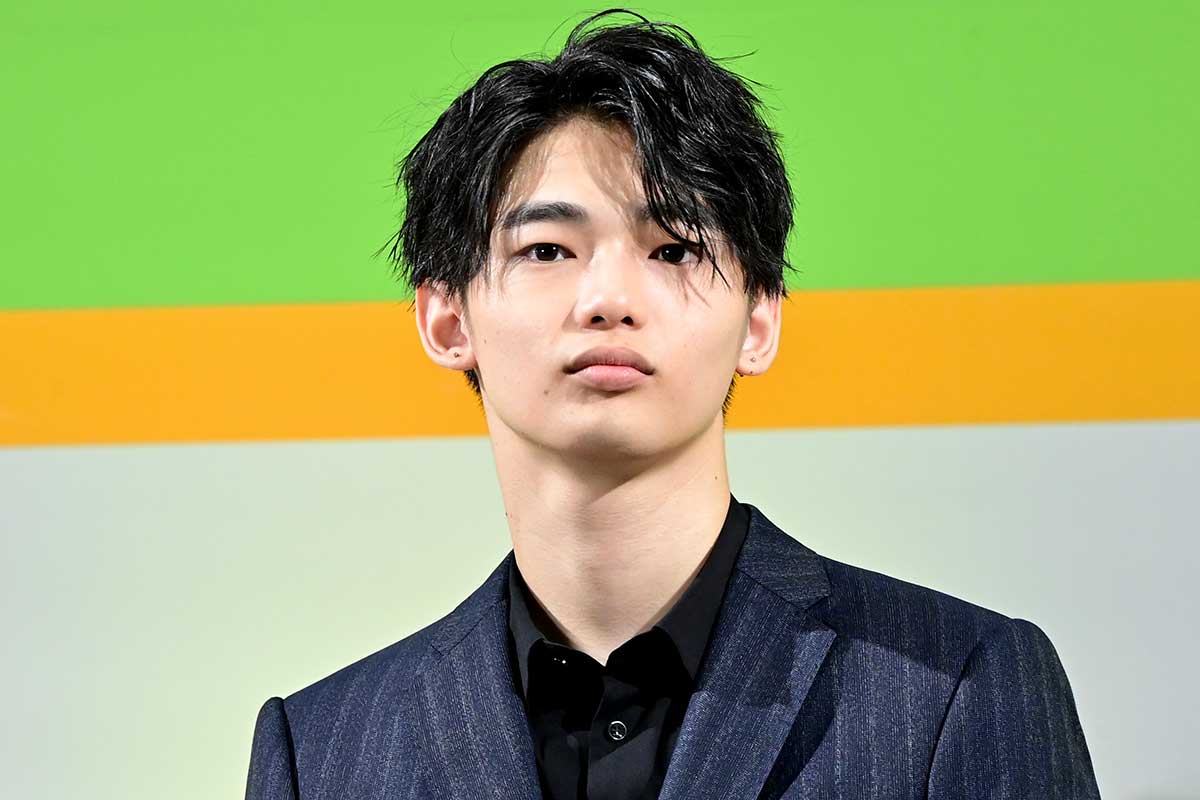 冨永愛のモデル長男・章胤、“20歳の集い”スーツ姿が「ますます凛々しく」　親子2ショットも披露