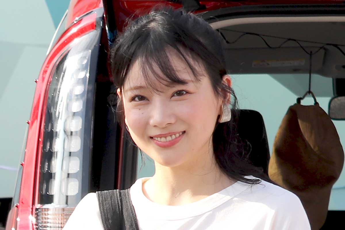 36歳・重盛さと美の超ミニ丈コーデに反響続々「破壊力やばすぎ」「刺激が強い」