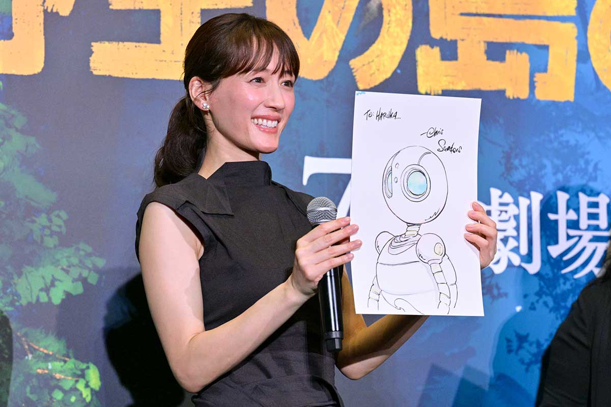 綾瀬はるか、感情が芽生えるロボット役に苦戦「どのように演じていくか」　監督からのサプライズに大喜び