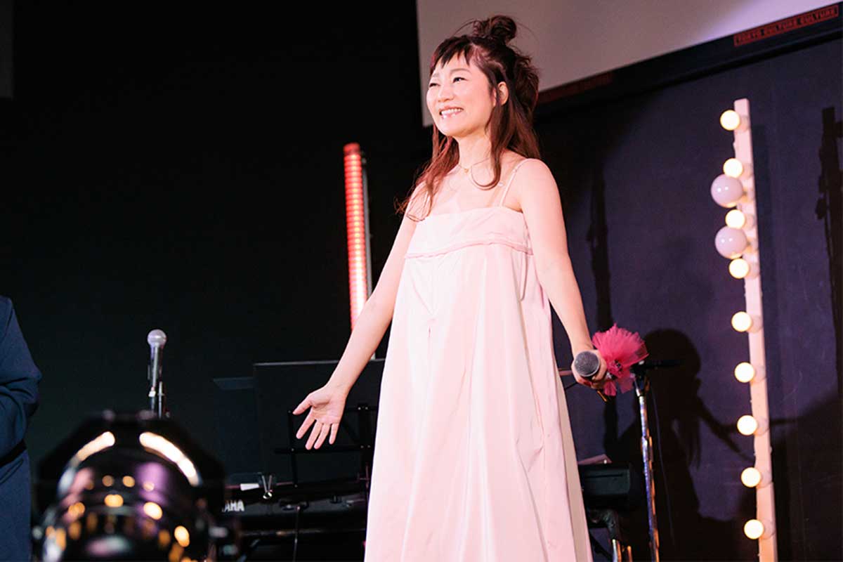 夜の公演はドレスアップした宮前のワンマンライブ【写真：富田大樹】