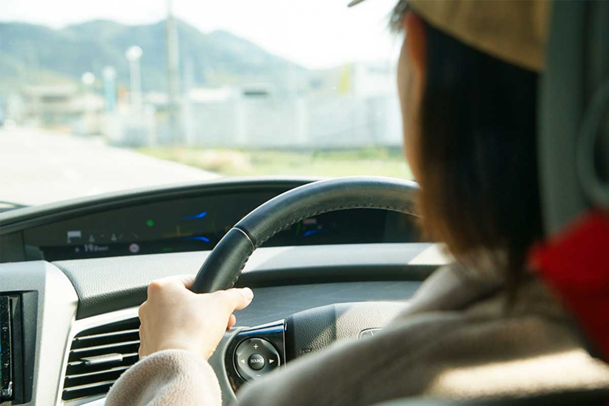 「初めて見ました（笑）」　乗用車に貼られた「申し訳ございません」　海外の“初心者マーク”に仰天