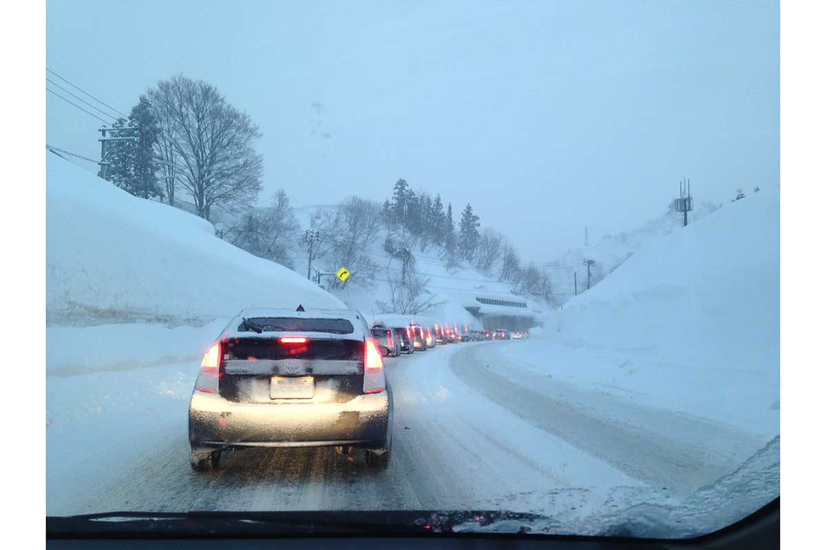 大雪の際に度々問題となるノーマルタイヤでの運転（写真はイメージ）【写真：写真AC】