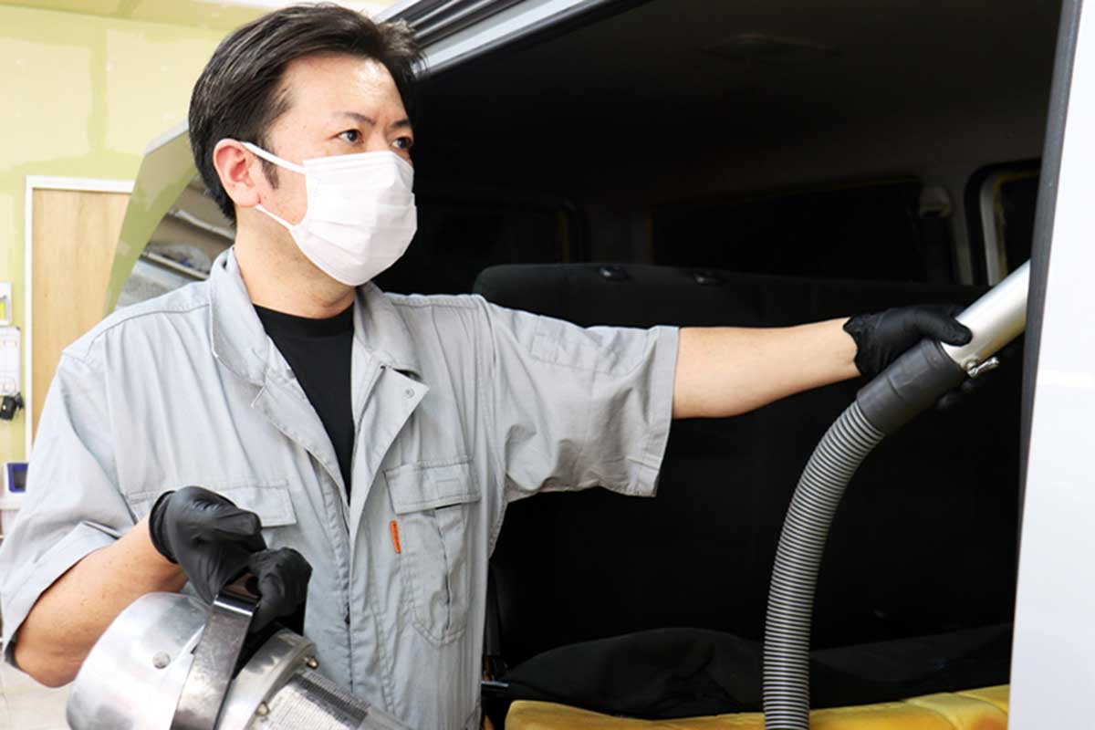 “事故車両”の特殊清掃を担う日本自動車レストレーション協会の渡邊映治さん【写真：ENCOUNT編集部】