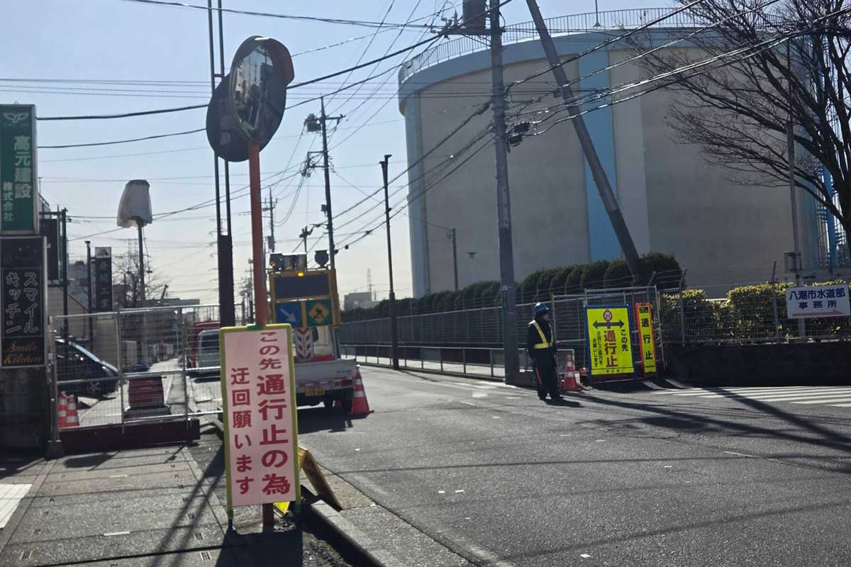 通行止めとなった道路陥没事故現場の様子【写真：ENCOUNT編集部】