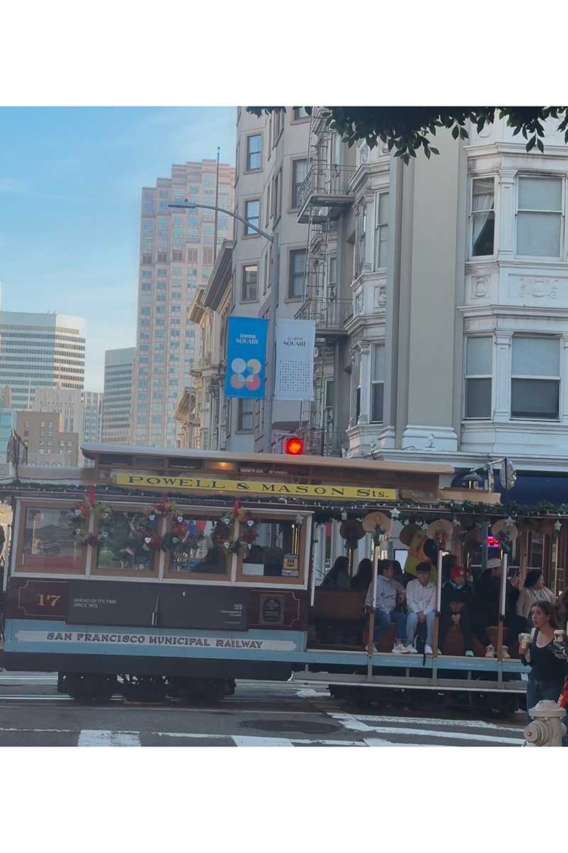 サンフランシスコ市街を走るケーブルカー【写真：菅久瑛麻】