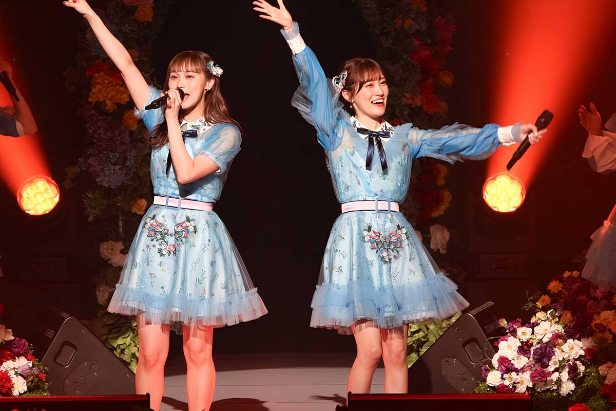 坂本（右）と豊永はHKT48の『君とどこかへ行きたい』を熱唱【写真：ENCOUNT編集部】