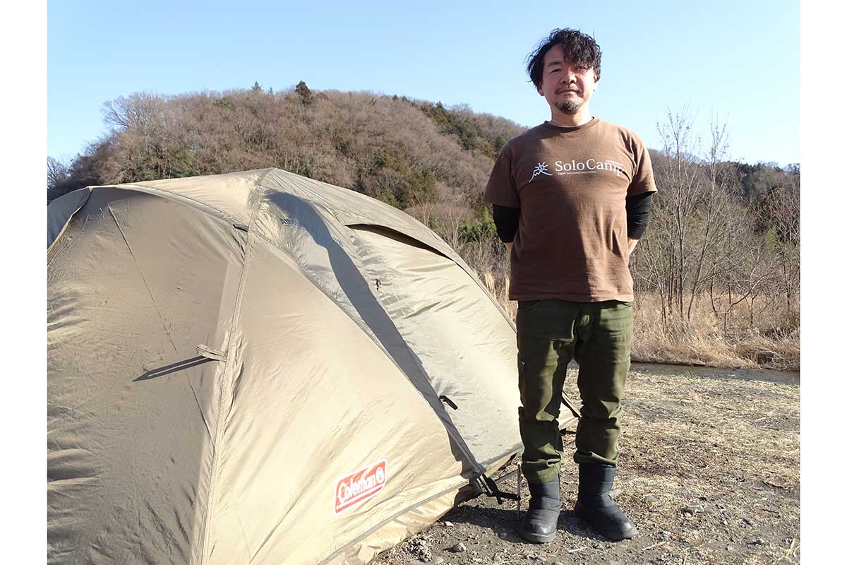 年間の休祝日のほぼすべてを野営地の河原で過ごすという小山さん【写真：ENCOUNT編集部】