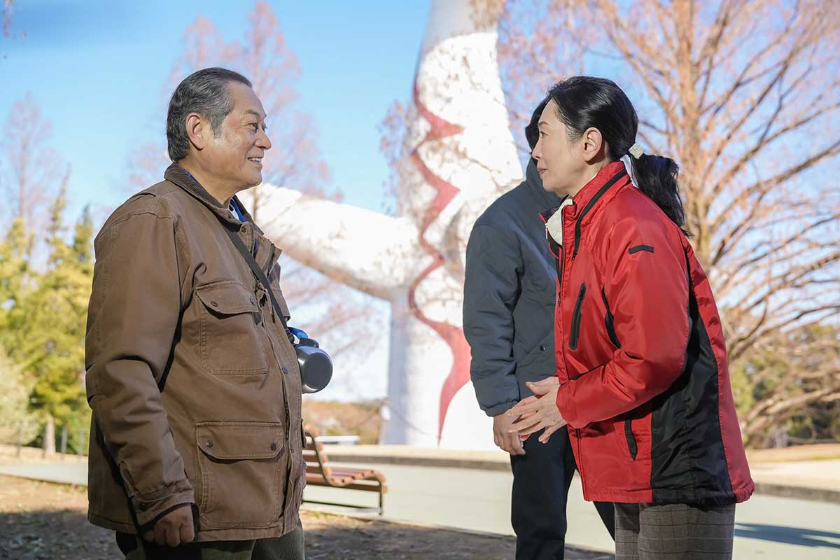 公園案内係の女性（麻生祐未）と会った永吉（松平健）【写真：(C)NHK】