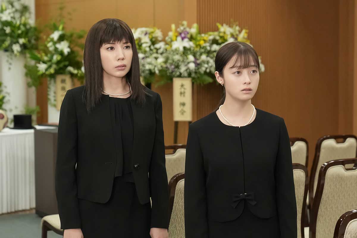 歩（左＝仲里依紗）と結（橋本環奈）【写真：(C)NHK】