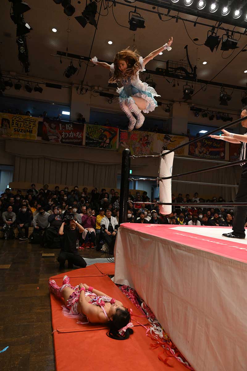 とんでもない高さからダイビングフットスタンプを投下する瑞希【写真：(C)東京女子プロレス】