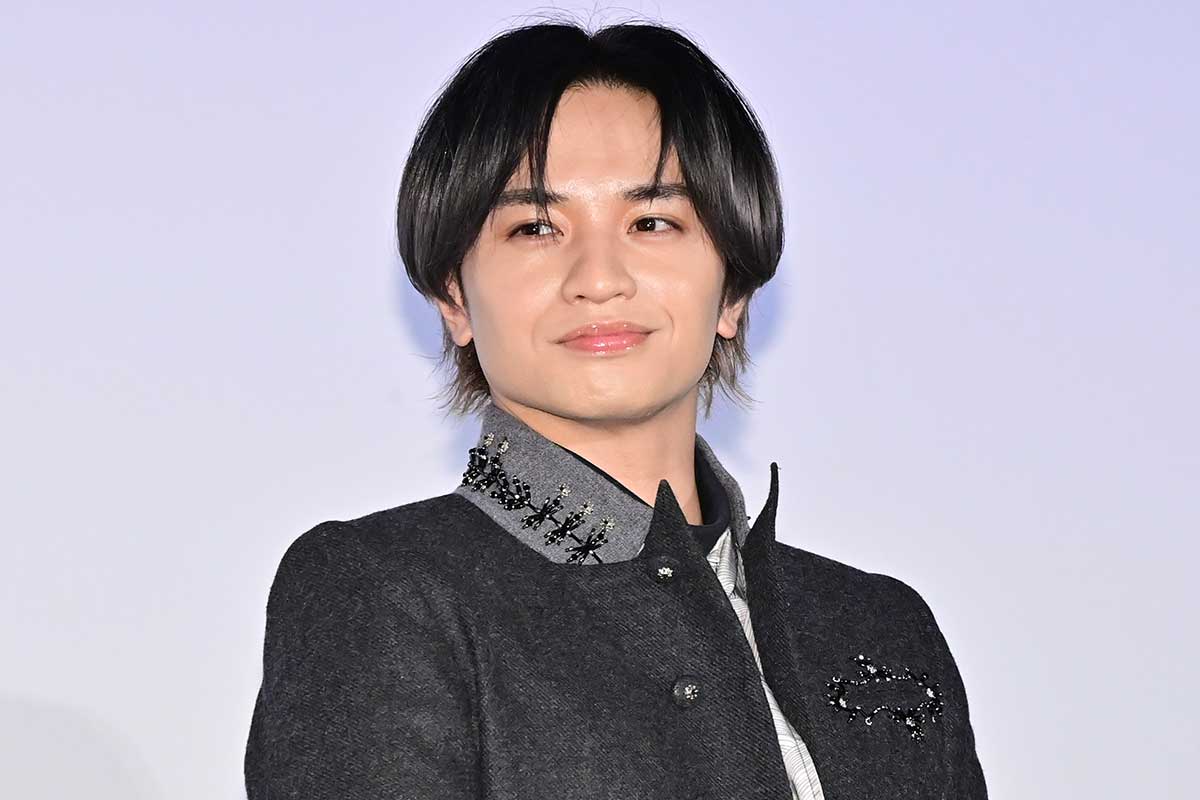 中島健人、フライングでサプライズ花束つかんじゃう「花があればつかんじゃうんですよ」