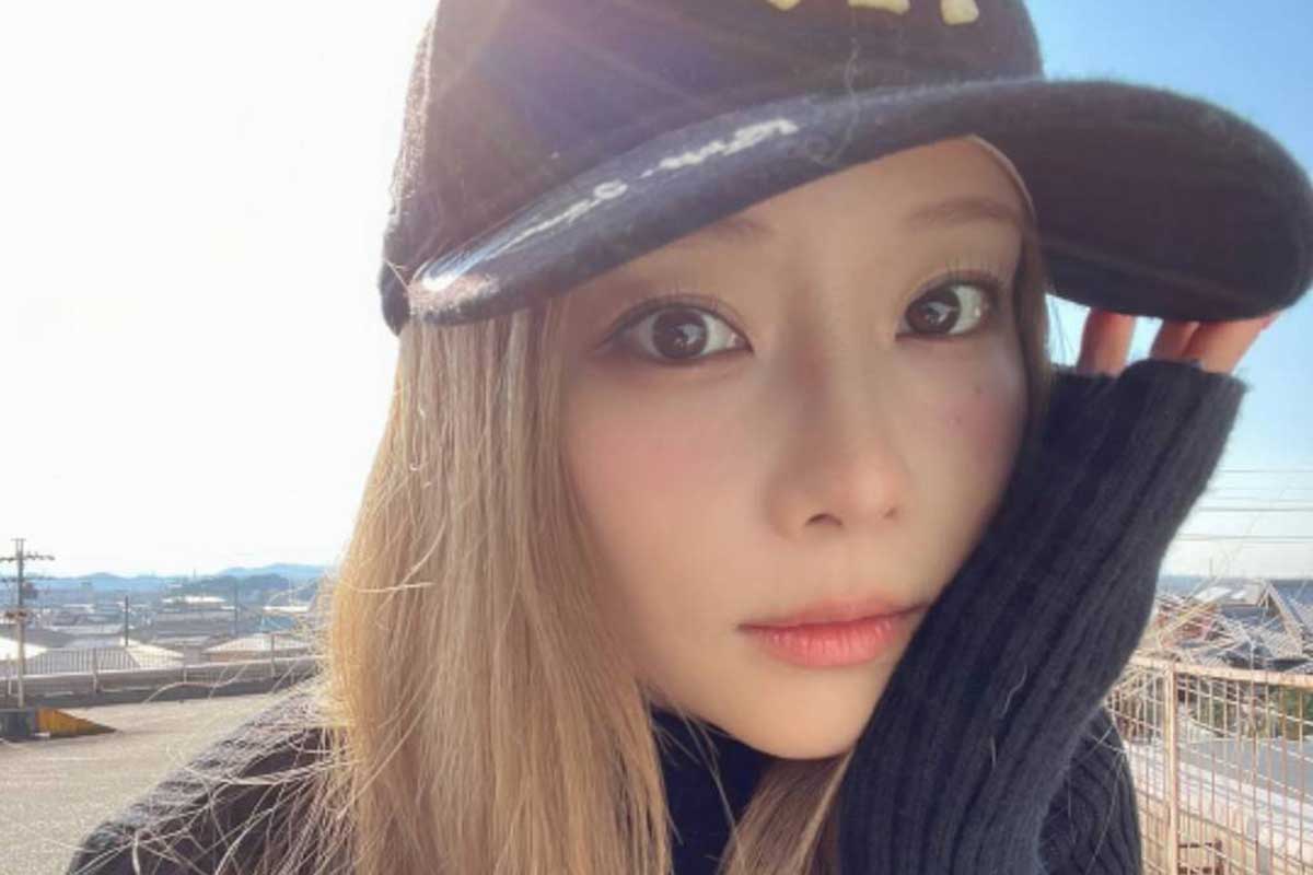 36歳・重盛さと美のへそ出しコーデが「可愛いし、若い」「20歳台前半に見えますよね」