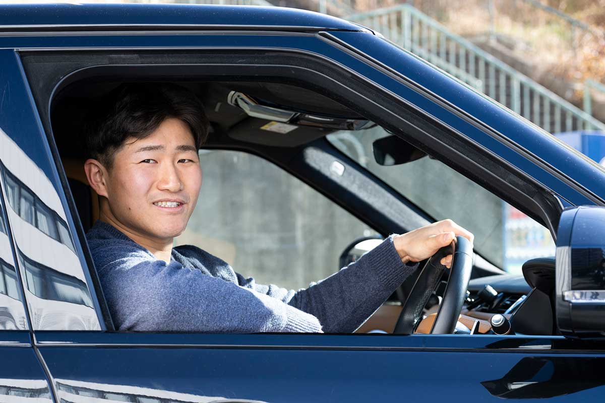 現在の愛車と共に取材先を訪れた西武・野村大樹【写真：舛元清香】