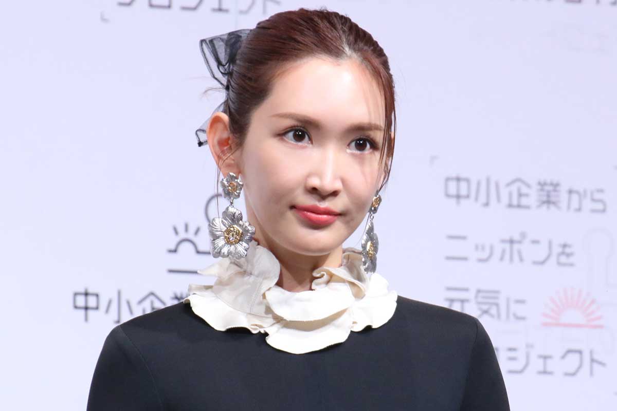 息子もモデルで話題の38歳・紗栄子、スタイル際立つコーデにファン注目「肌見せ素敵」「背中が美しい」の声