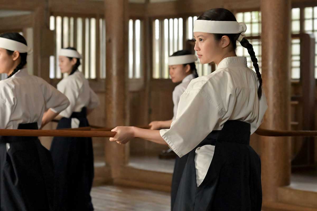 薙刀の授業を受けるのぶ（今田美桜）【写真：(C)NHK】