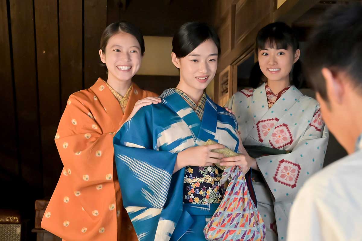蘭子(中央)を演じる河合優実【写真:(C)NHK】