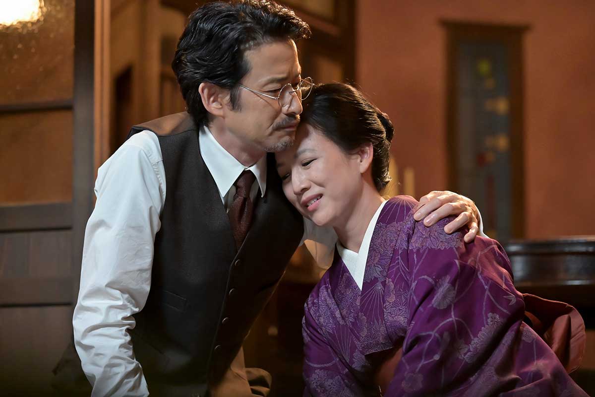 嵩の伯父・寛(左)を演じる竹野内豊【写真:(C)NHK】