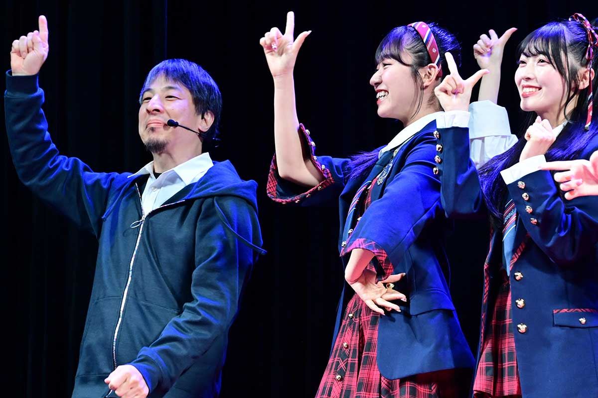 CM発表会見に出席したひろゆき(左)【写真:ENCOUNT編集部】