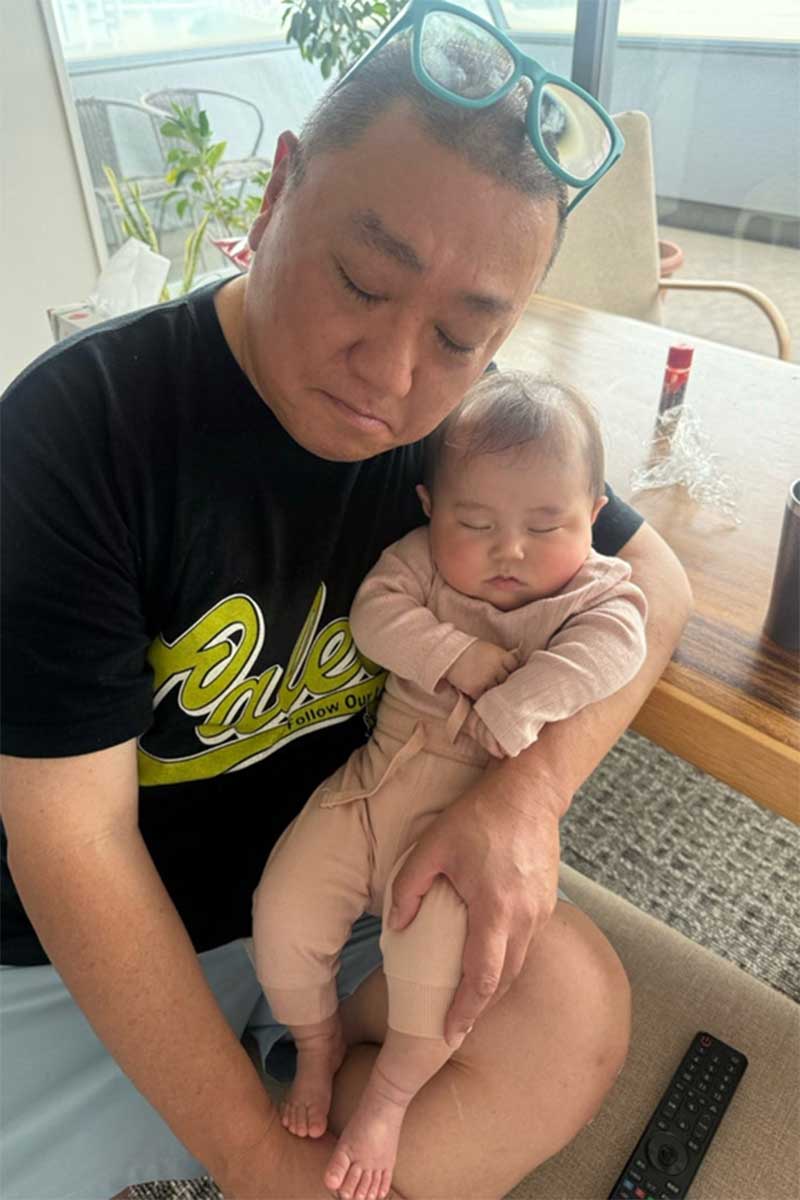 山本圭壱が愛娘との2ショットを掲載【写真:山本圭壱オフィシャルブログ「腐るな諦めるな」Powered by Ameba】